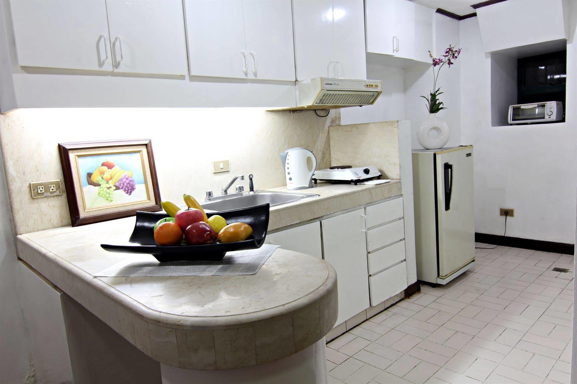 Mpt Suites Makati City Екстер'єр фото