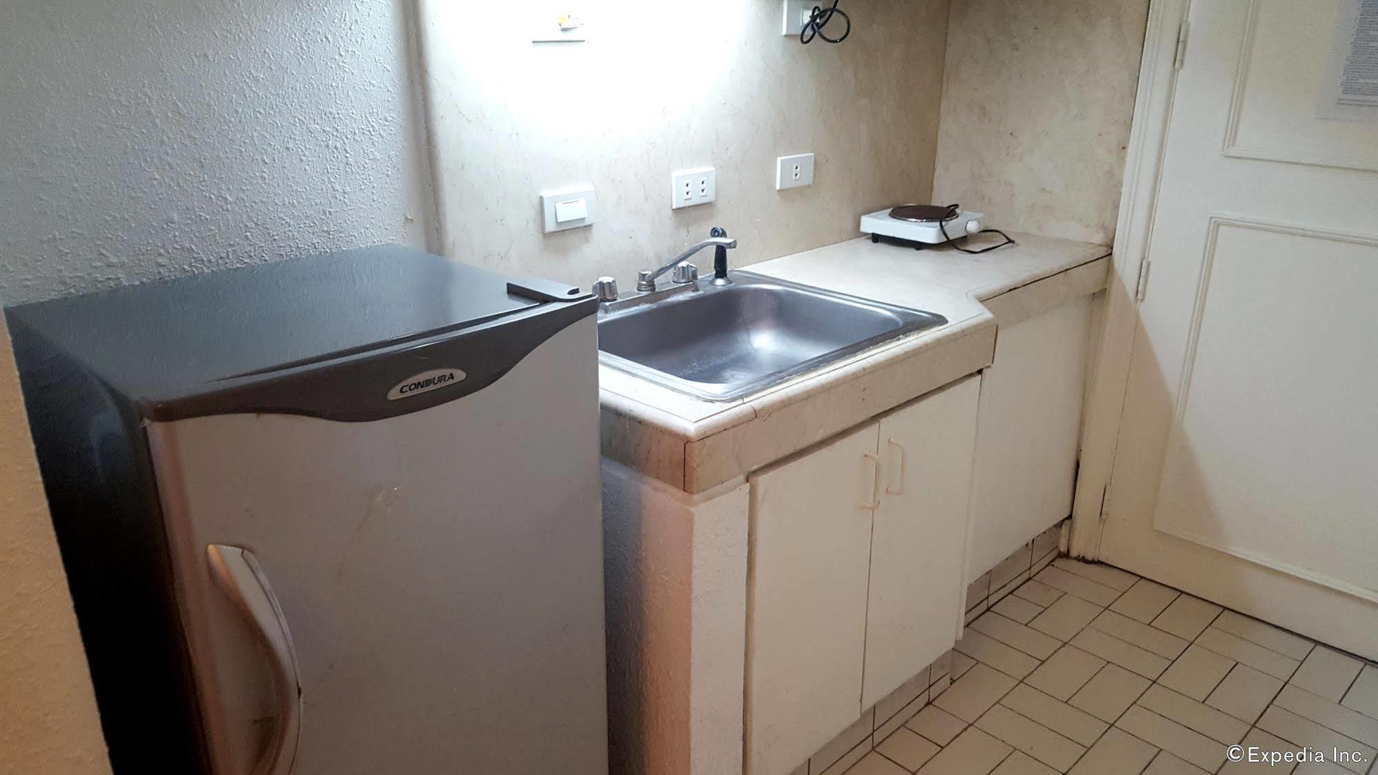 Mpt Suites Makati City Екстер'єр фото